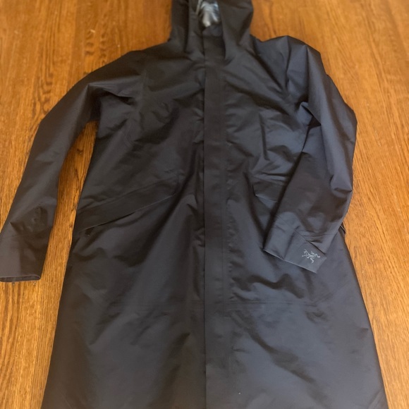 Arc’teryx - Small - Women’s- Gore-Tex long black rain jacket - Picture 3 of 8